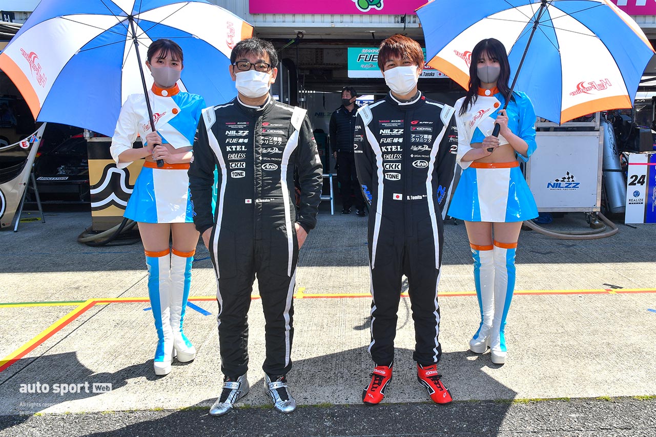 7Cピット 48　NILZZ Racing 田中優暉／富田竜一郎 レーシングスーツ：モノコレ