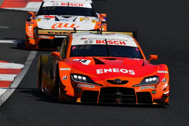 ENEOS X PRIME GR Supraとau TOM'S GR Supraのバトル