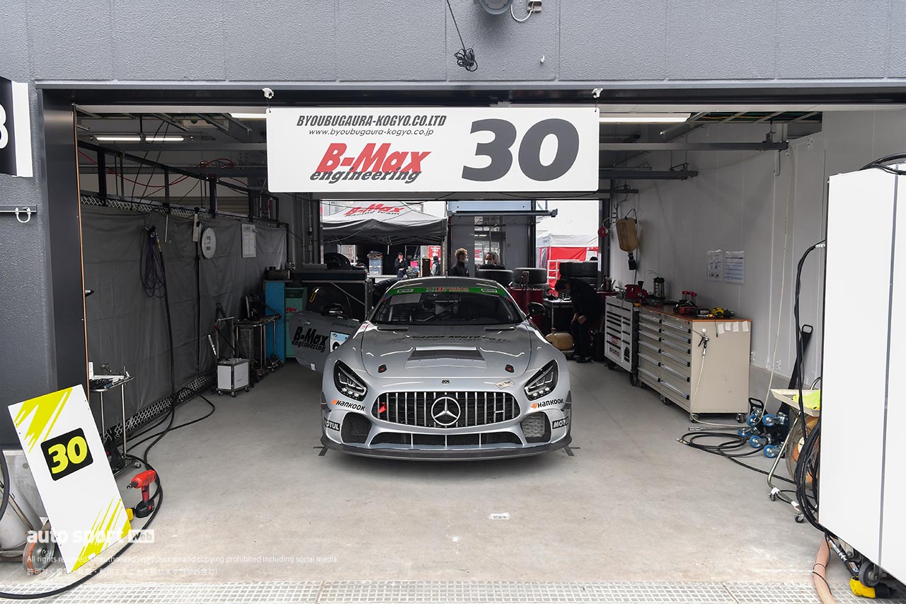 新しくなった西ピット棟に収まるJMS RACING AMG GT4 with B-MAX。ひとつひとつのピット間口が拡大されている。