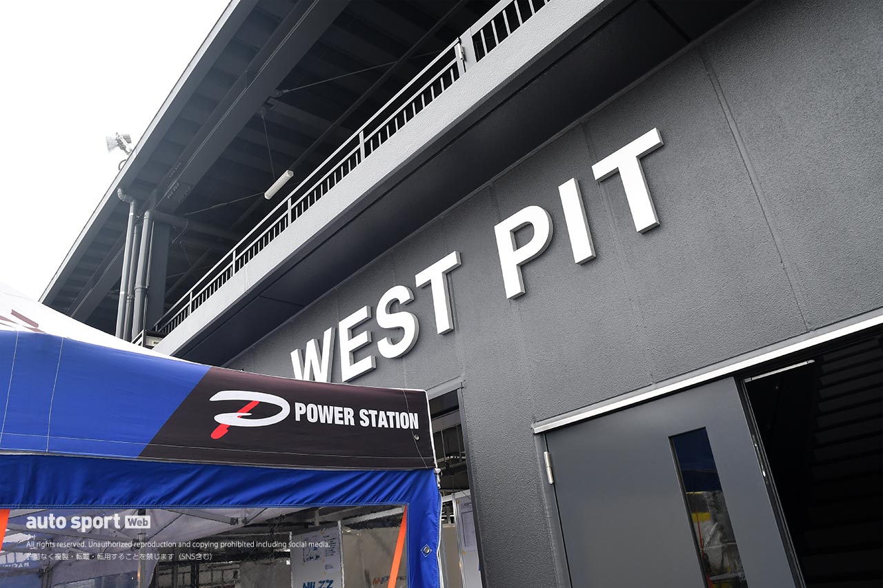 西ピット棟の『WEST PIT』の文字。グレーの色でシックな外観となっている。