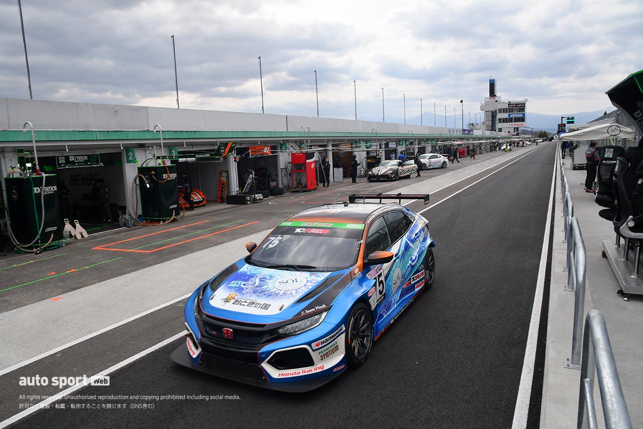 東ピットはこれまでどおりだが、ピットレーンは非常に広く感じる。東側は2021年11月以降工事が行われる。