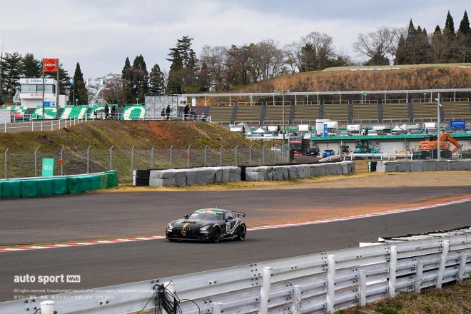 3コーナーアウト側のランオフが舗装された。ただ専有走行では、縁石外側に車輪を落とす車両も多く、かなりダスティとなった。