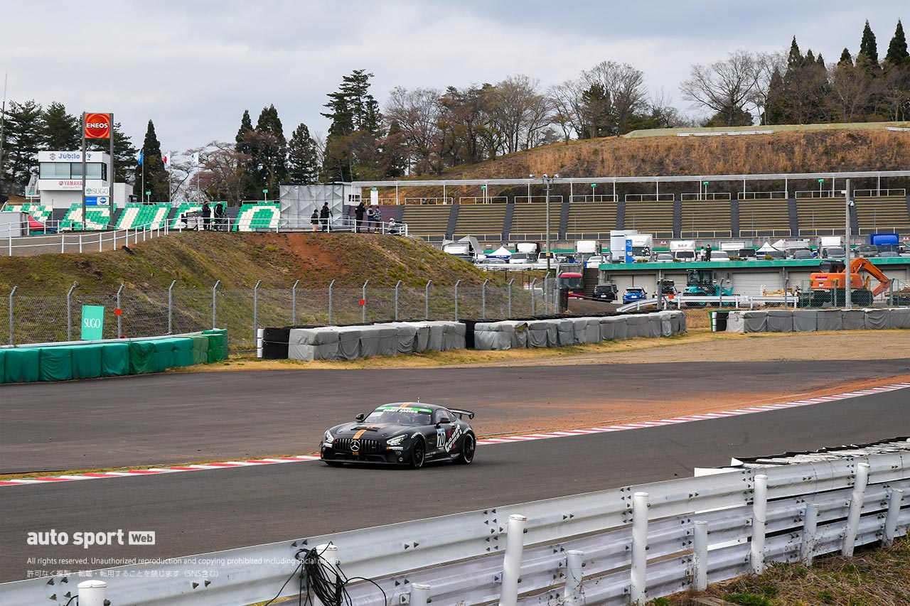 3コーナーアウト側のランオフが舗装された。ただ専有走行では、縁石外側に車輪を落とす車両も多く、かなりダスティとなった。