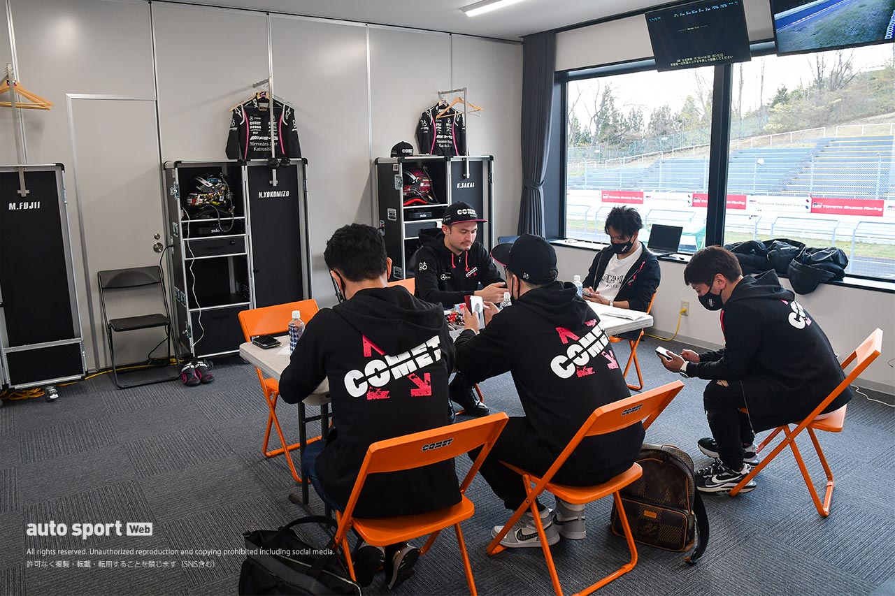 西ピット棟2階には部屋が設けられており、かなり快適。この週末はCOMET RACINGが使用しており、写真撮影をさせていただいた。