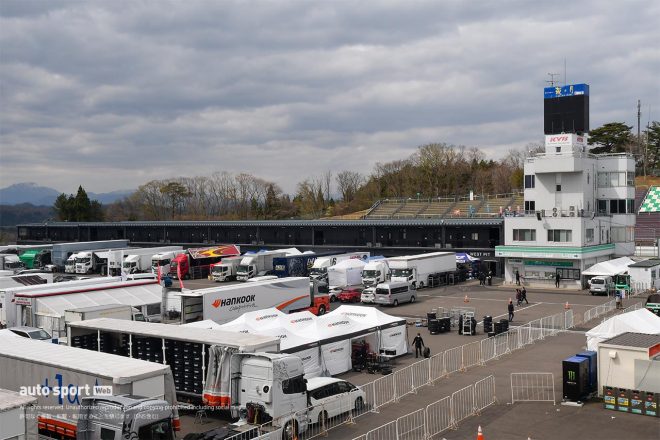 新しくなった西ピット棟とパドック。車検場が移ったことから、パドック内は広く感じられる。