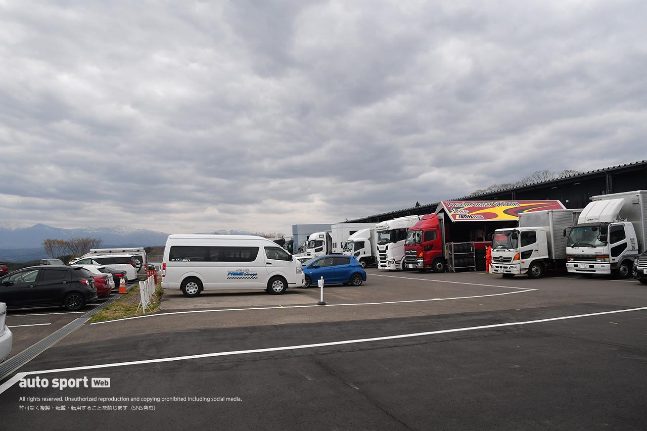 西側パドックは車検場が移ったことから、パドック内は広く感じられる。