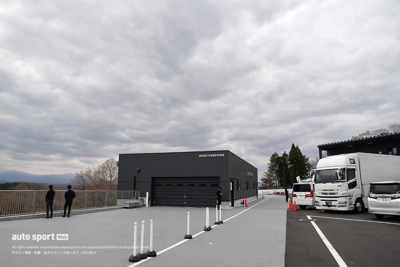 新設された車検場。その横は通路だが、このレイアウトにより44番／45番ピットは裏側に大きいトランスポーターはつけられない。