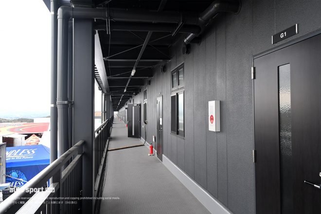 リニューアルオープンしたスポーツランドSUGOの西ピット棟2階