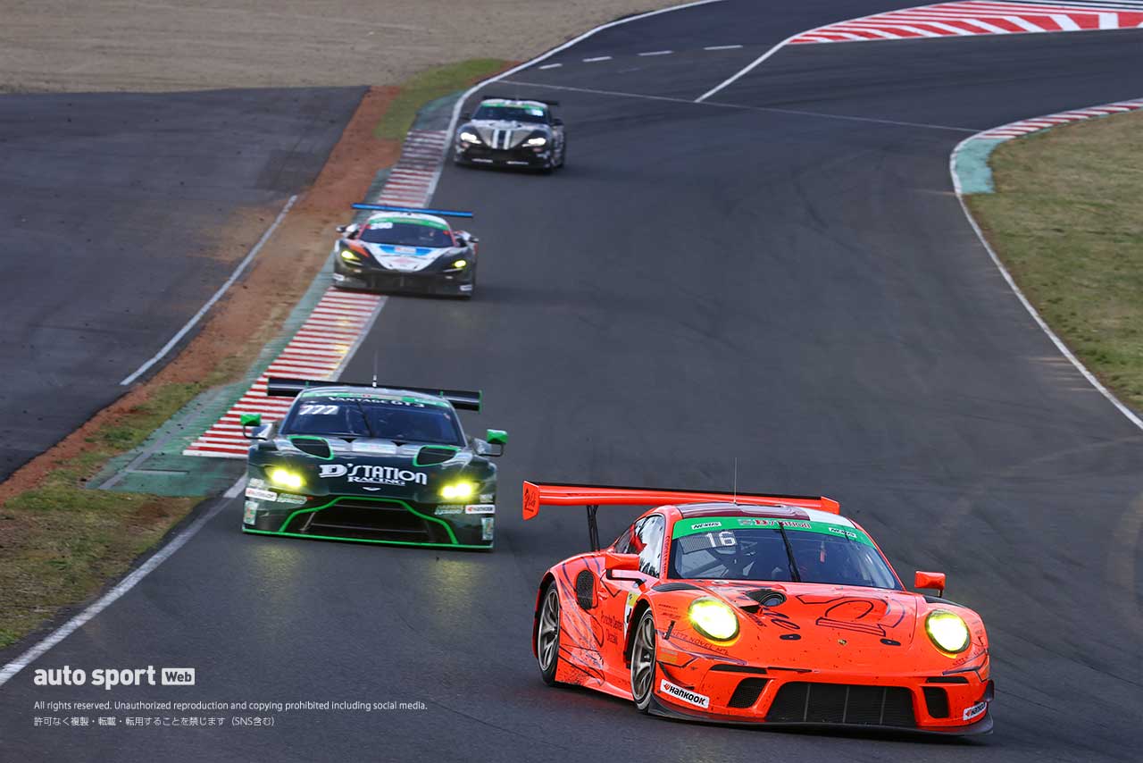リスタート後、レースをリードするPC Okazaki 911 GT3R