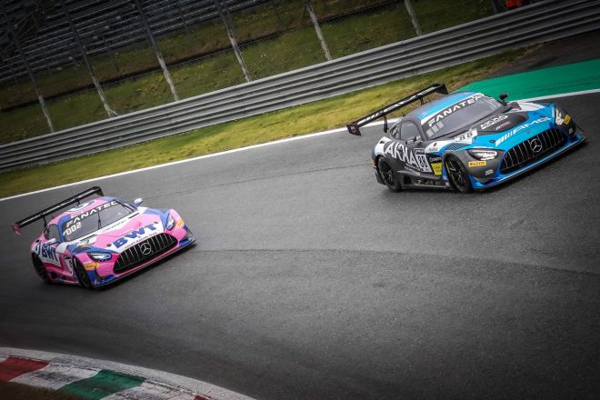 アッカASPの88号車メルセデスAMG GT3（右）とHRTの4号車メルセデスAMG GT3（左）