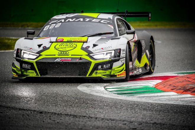 チームWRTの31号車アウディR8 LMS（フランク・バード／富田竜一郎／バルデマール・エリクセン組）