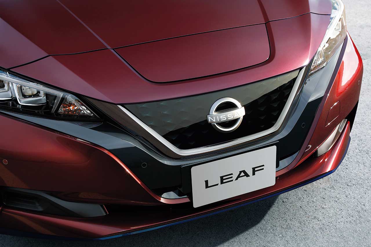 ニッサン・リーフ“アーバンクロム”の専用装備となる漆黒フロントグリル
