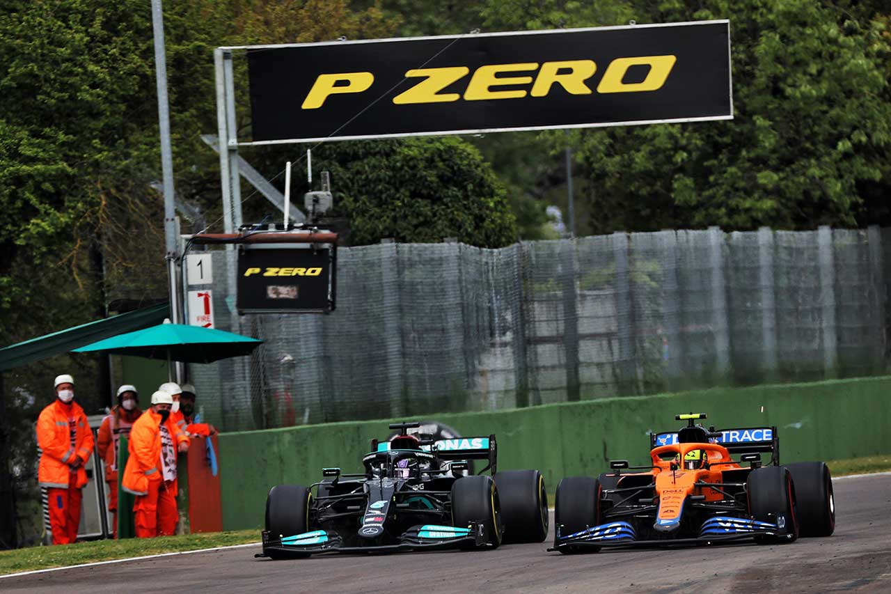 2021年F1第2戦エミリア・ロマーニャGP　ルイス・ハミルトン（メルセデス）とランド・ノリス（マクラーレン）の2番手争い
