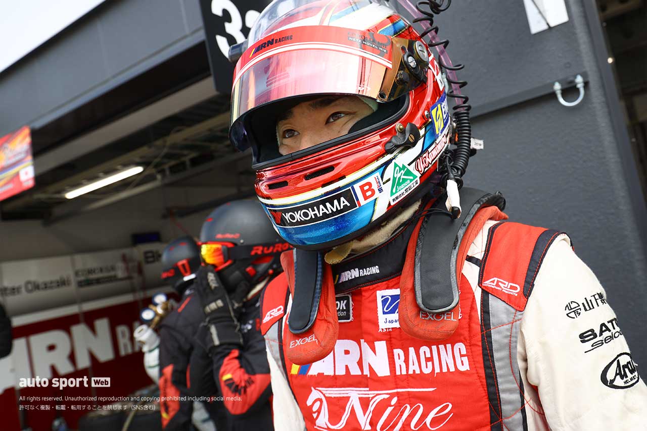 決勝中、ドライバー交代を待つ上村優太（PC Okazaki 911 GT3R）