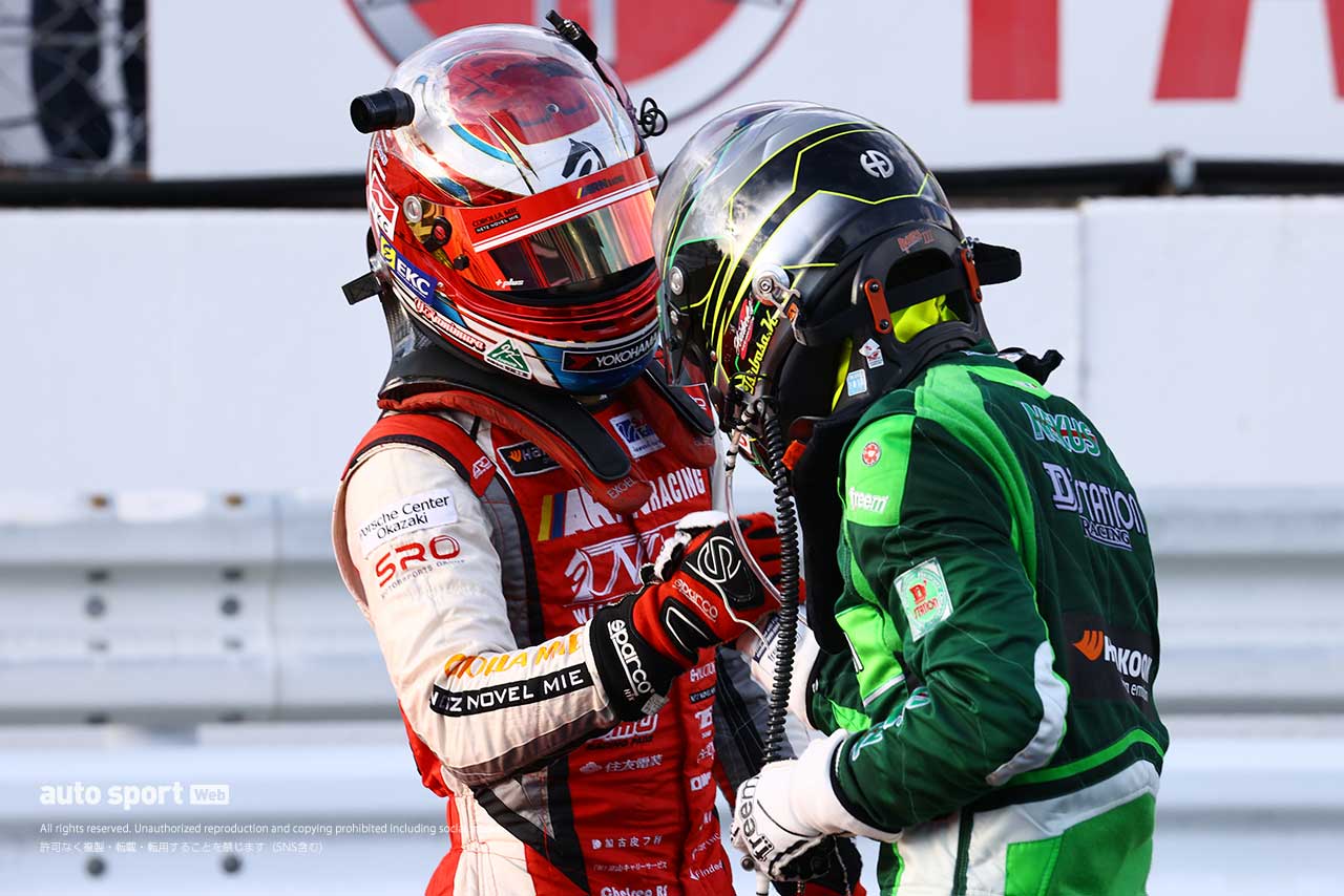 決勝後、お互いを讃えあう上村優太（PC Okazaki 911 GT3R）と近藤翼（D’station Vantage GT3）
