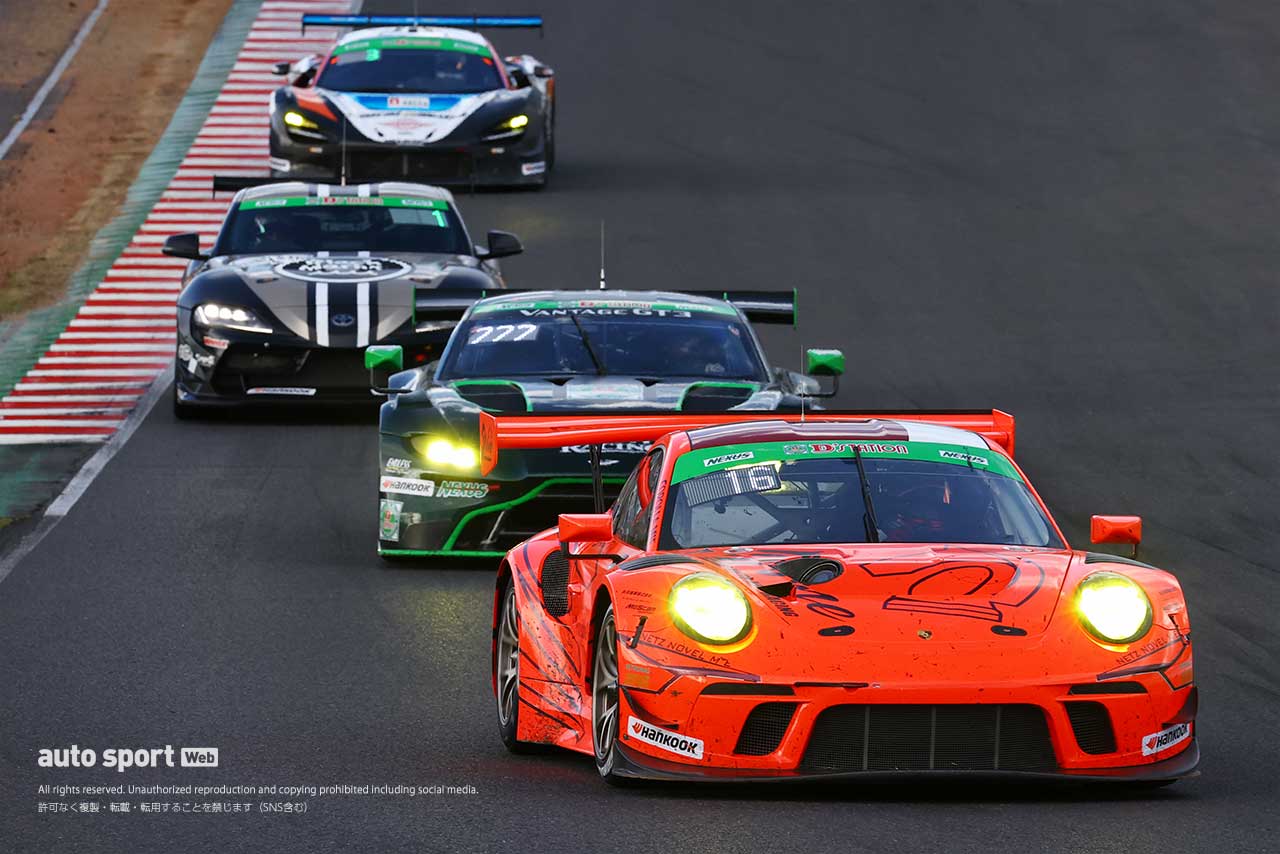 セーフティカー導入で16号車と777号車のバトルは仕切り直しとなる