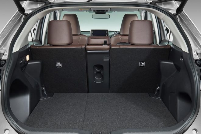 荷室は後席格納時に便利に使える2段式の床面ボードを採用するなど、工夫を凝らしたユーティリティが与えられている。