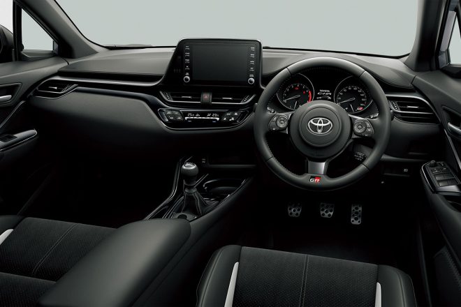 黒を基調とするキャビンの仕立てはなかなか巧み。