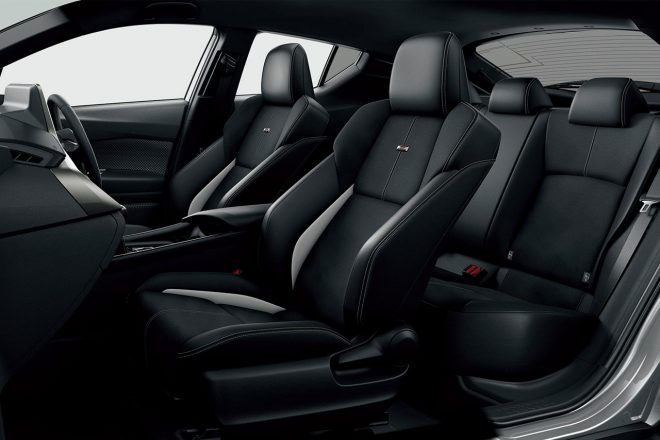 『GRスポーツ』には専用シートなどが奢られる。前席優先の設計のため、後席は若干手狭なのが難点。