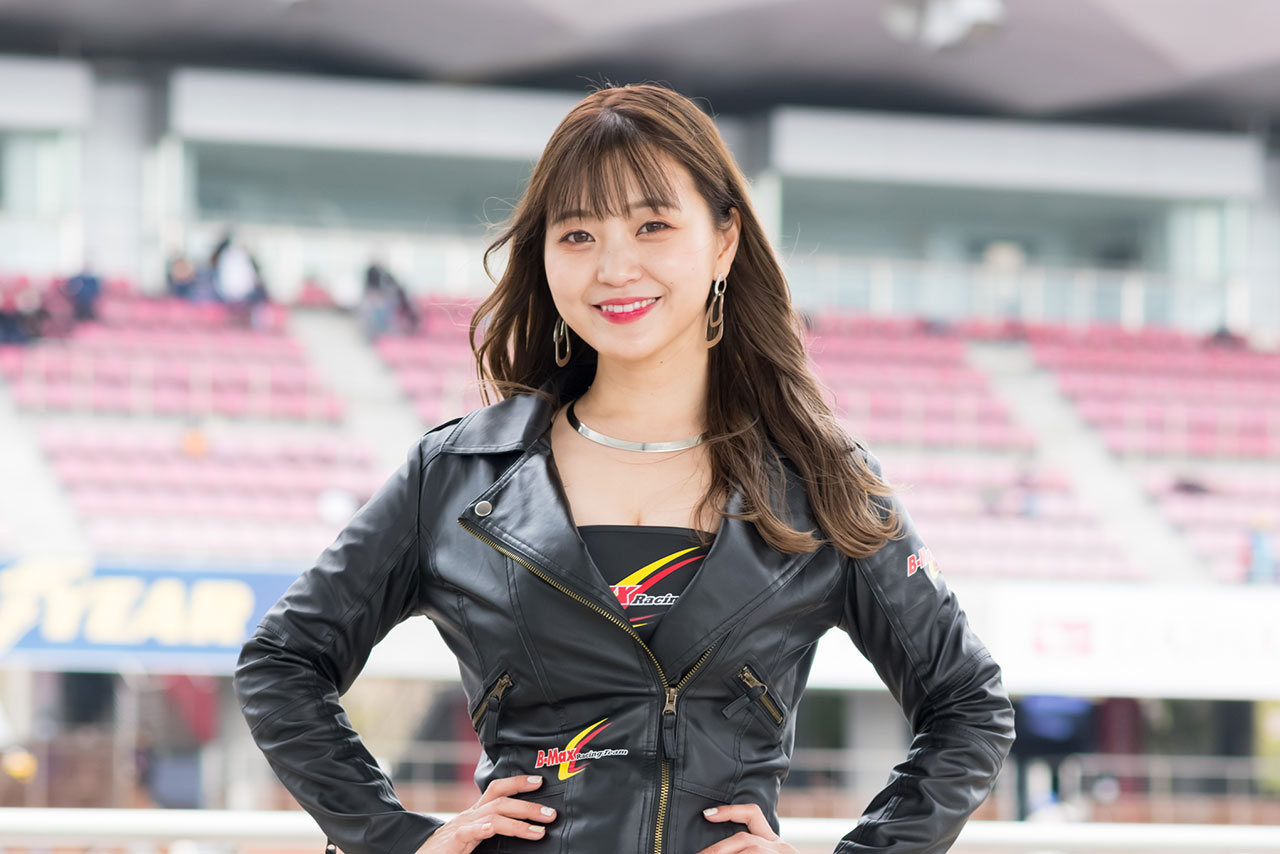 レースクイーンコスチュームを着てサーキットに登場するのは7年ぶりの桃原美奈さん