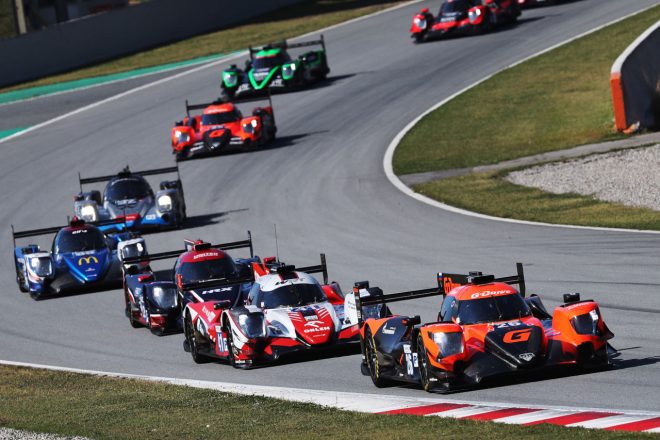 ポールスタートのGドライブ・レーシング26号車アウルス01・ギブソンと、それを追うチームWRTの41号車オレカ07・ギブソン