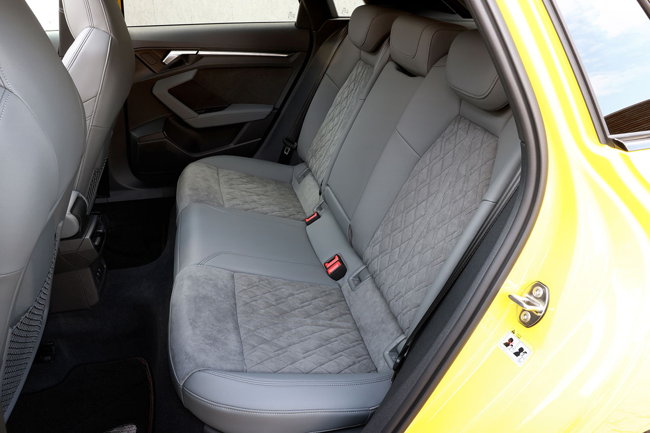 新型S3スポーツバックのリヤシート