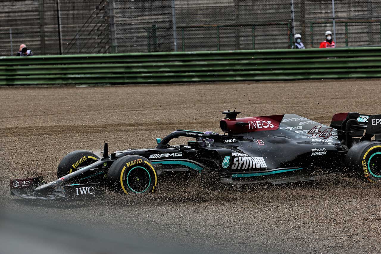 2021年F1第2戦エミリア・ロマーニャGP　周回遅れをかわそうとしてコースアウトしてしまったルイス・ハミルトン（メルセデス）