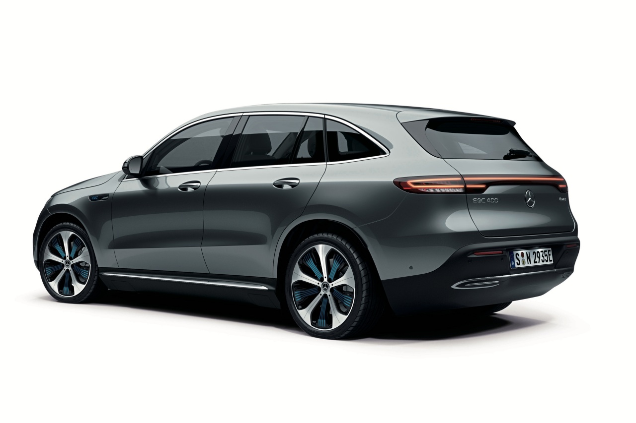 非同期型2基の電気モーターを合計した最高出力は408PS（300kW）を誇り、最大トルク765Nmを発生する