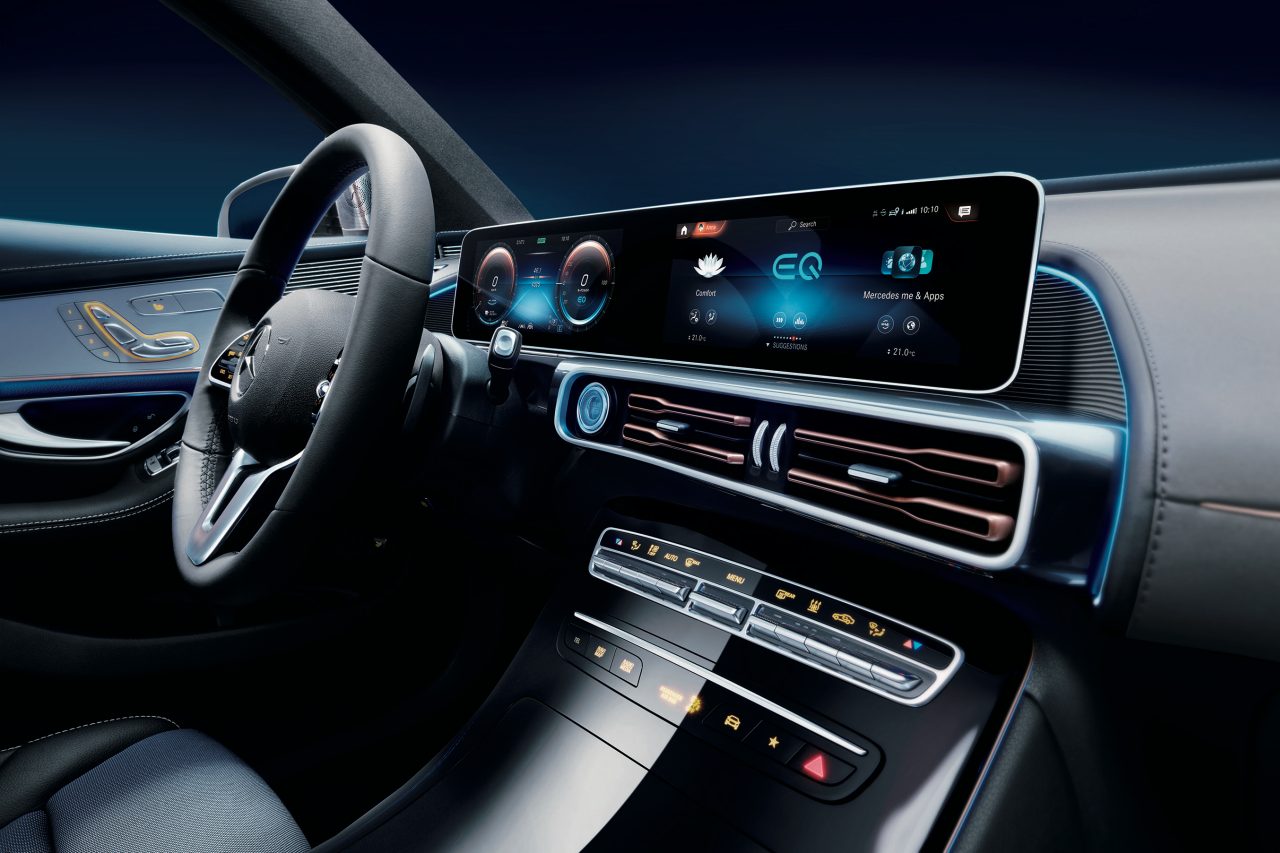 “Mercedes me connect”には”MERCEDES-EQ”専用のサービスが付帯。日本仕様は全車右ハンドルとなる