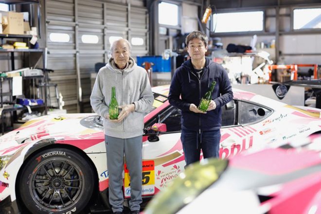 今年2月のスーパーGTファイル取材時の写真。春雄氏が持つボトルには『生涯現役』と、武士の持つボトルには『打倒ワークス』と彫られている。チャンピオン獲得時、最終戦もてぎでサポーターから進呈された