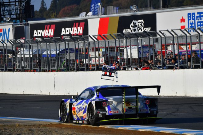 2016スーパーGT最終戦もてぎ　トップチェッカーを受けチャンピオンも獲得したVivaC 86 MC