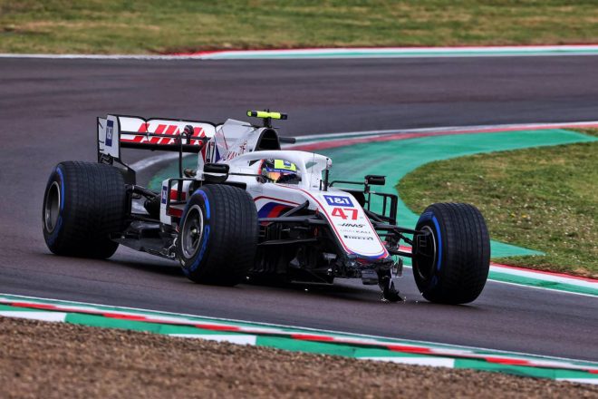 フロントウイングを失いながらも走行を続けなければならないミックさん