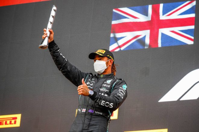 雷のようなトロフィーを掲げるハミルトンさん