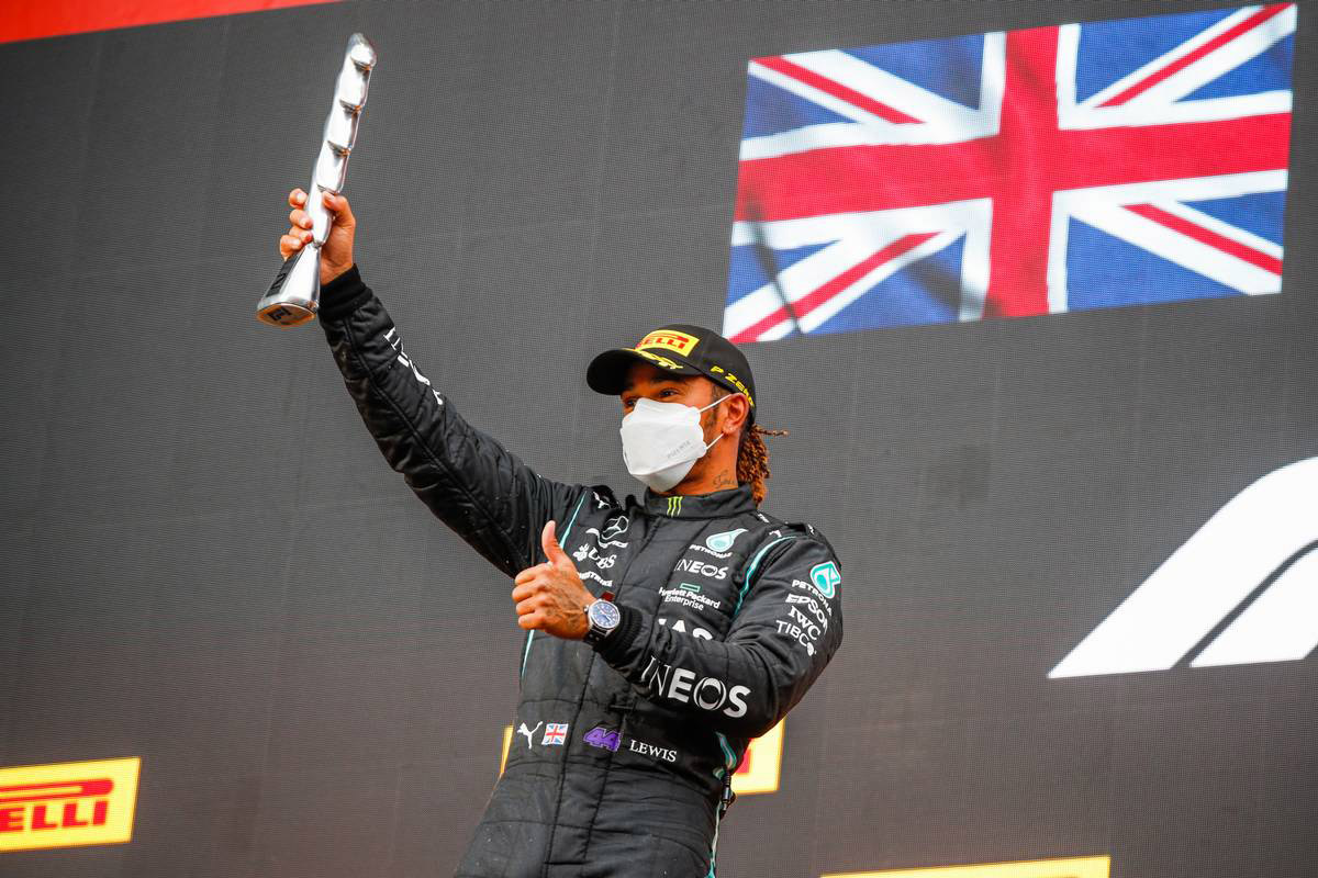 雷のようなトロフィーを掲げるハミルトンさん