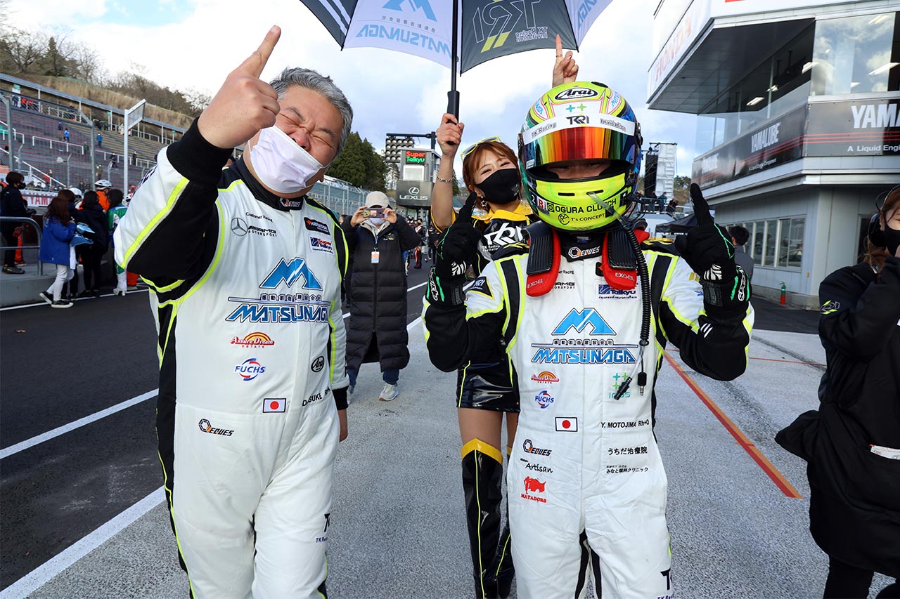 優勝を喜ぶDAISUKEと元嶋佑弥