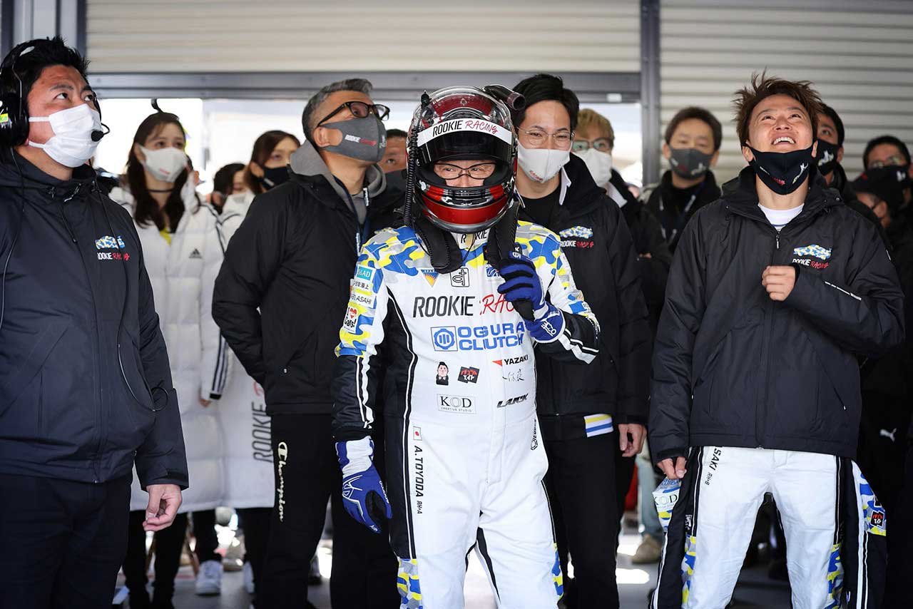 ピットでスタンバイするモリゾウ