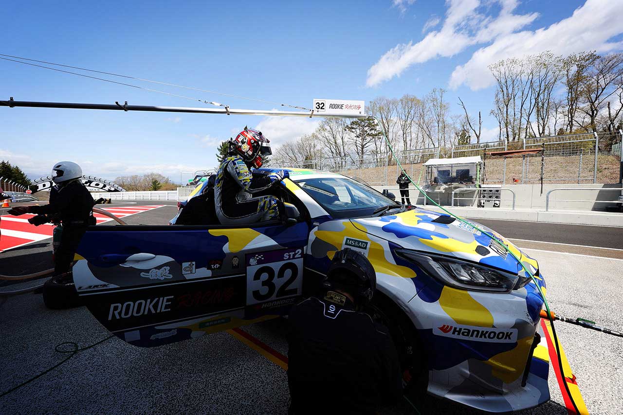 ORC ROOKIE Racing GR YARISに乗り込むモリゾウ