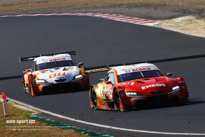2021スーパーGT第1戦岡山　ENEOS X PRIME GR Supraとau TOM’S GR Supraのバトルは1～2コーナーでも繰り広げられた