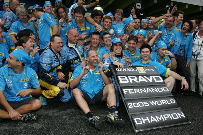 2005年F1ブラジルGP　フェルナンド・アロンソ（ルノー）がチームとタイトル獲得を祝う