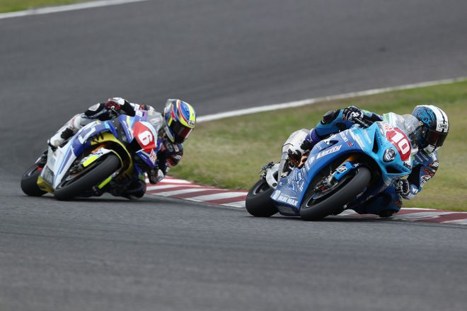 3位争いをする加賀山就臣（Team KAGAYAMA）と岩田悟（Team ATJ）／2021年全日本ロード第2戦鈴鹿2&4レース JSB1000 レース1