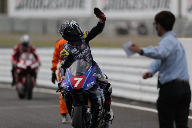 優勝を飾った中須賀克行（YAMAHA FACTORY RACING TEAM）／2021年全日本ロード第2戦鈴鹿2&4レース JSB1000 レース1