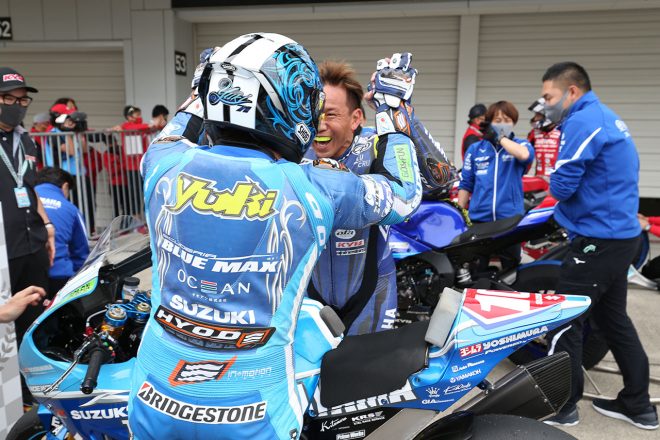 レース後にパルクフェルメでハイタッチする中須賀克行、加賀山就臣／2021年全日本ロード第2戦鈴鹿2&4レース JSB1000 レース1