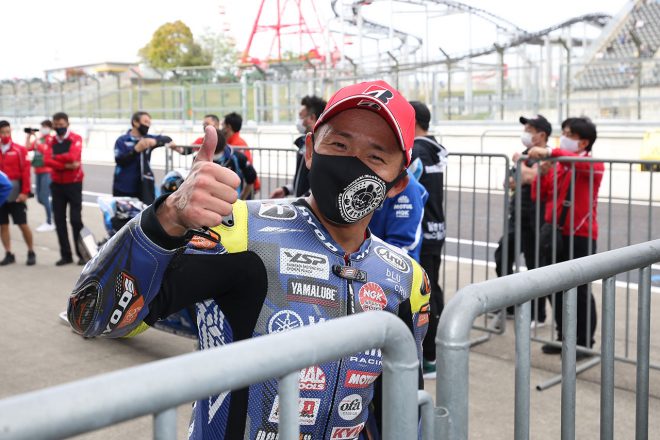 パルクフェルメで喜ぶ中須賀克行（YAMAHA FACTORY RACING TEAM）／2021年全日本ロード第2戦鈴鹿2&4レース JSB1000 レース1