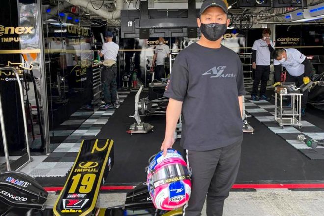 エースジャパンのコラボレーションTシャツを着る関口とコラボレーションヘルメット