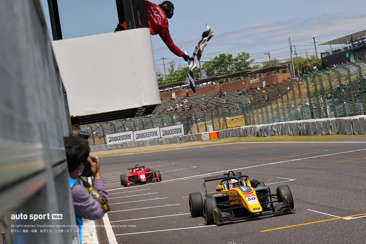 佐藤蓮を振り切り全日本スーパーフォーミュラ・ライツ選手権第5戦を制した名取鉄平