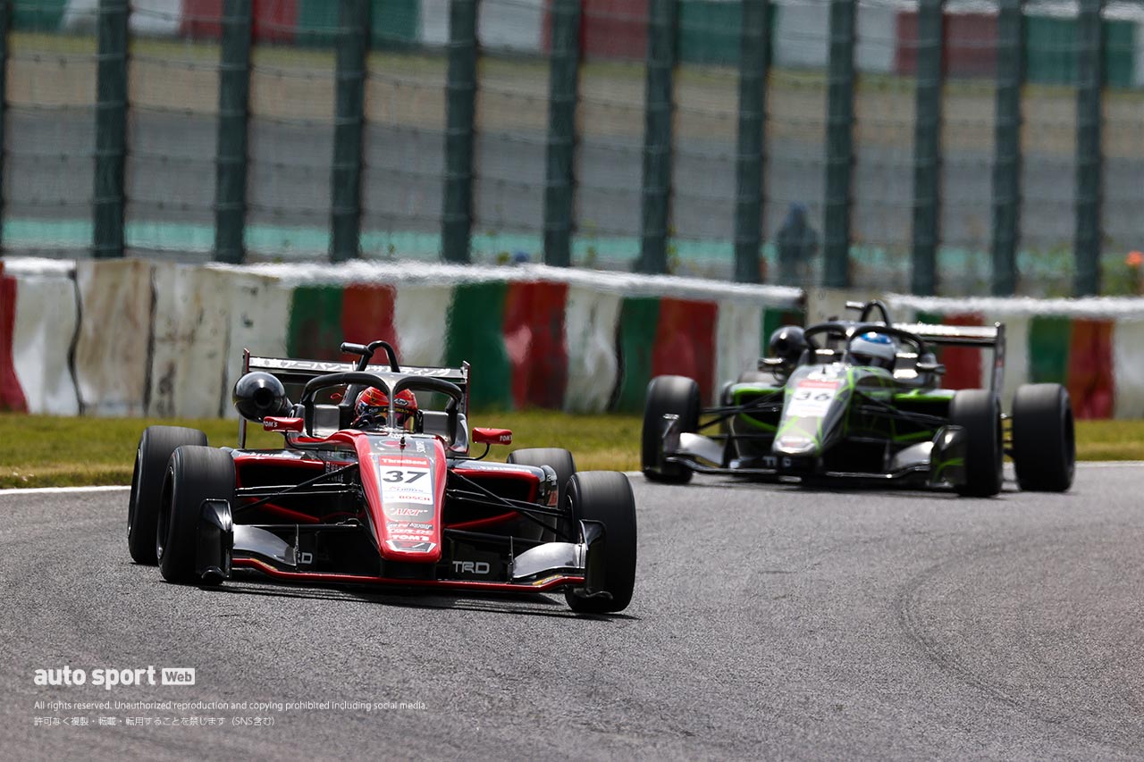 平良響（Kuo カローラ中京 TOM'S 320）とジュリアーノ・アレジ（Deloitte. TOM'S 320）