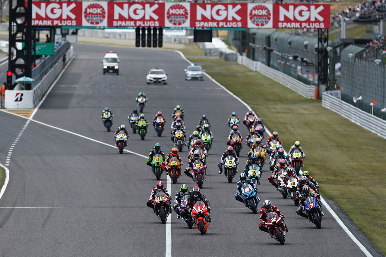 2021年全日本ロード第2戦鈴鹿2&4レース JSB1000 レース2 スタートシーン