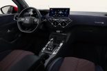このモデルだけのインクブルーのアルカンタラをダッシュボード全面に張り込み、そのステッチもまた特別なイネスレッドであつらえられた
