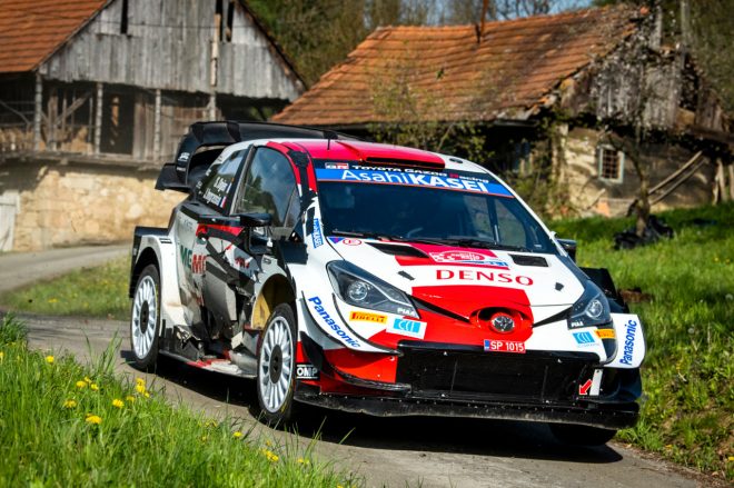 ロードセクションでの事故でコドライバー側のドアに損傷を負ったセバスチャン・オジエのトヨタ・ヤリスWRC