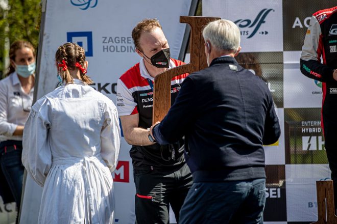 トロフィーを受け取るヤリ-マティ・ラトバラTOYOTA GAZOO Racing WRT代表
